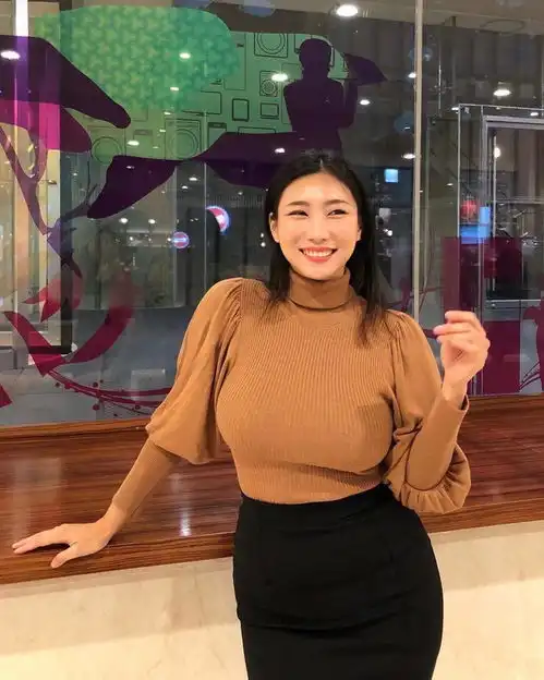 时尚街拍小姐姐霸气纹身大秀身材,网友明显是大哥的女人