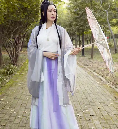 钟丽缇49岁生日玩到嗨,穿汉服美成杨贵妃,尬舞甩掉假发笑翻网友