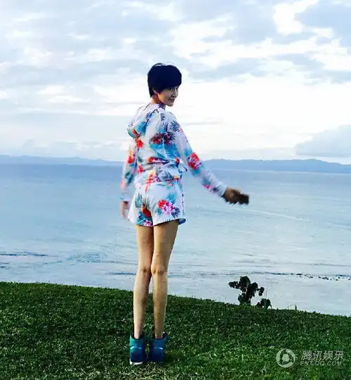 鲍蕾六脚趾鲍蕾晒女儿艺术照贝儿似花仙子酷似刘亦菲150318
