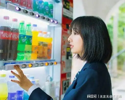 清纯齐肩短发学生校服美女