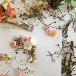 路边的落叶树枝都成了她手中的画笔