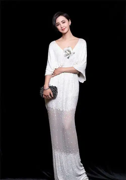 张歆艺二婚了还这么少女,穿蕾丝连衣裙秀纤细身材,嫁袁弘真对了