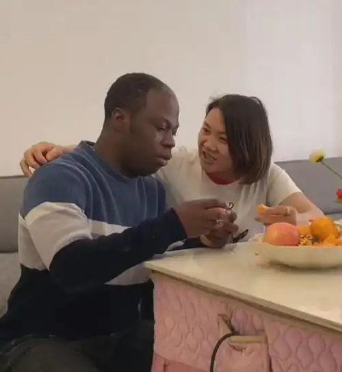 90后非洲小伙远嫁湖南永州,没要彩礼,家务全包,想申请中国绿卡
