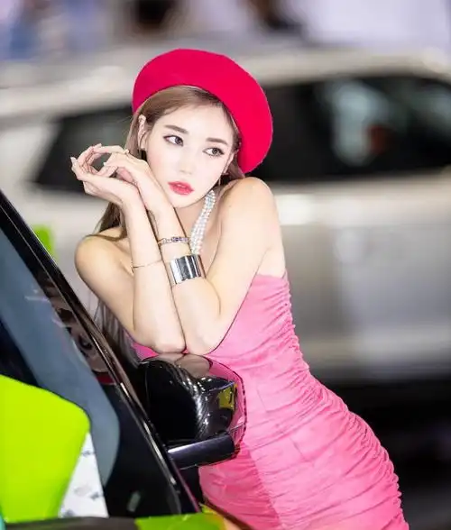美女穿搭小姐姐韩佳恩的粉色裹胸裙
