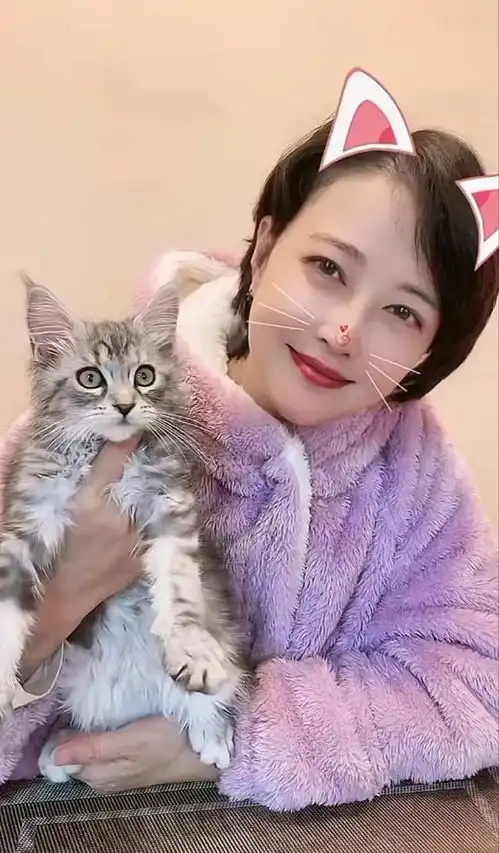 港星女神周海媚晒近照,皮肤白皙体态显丰腴,55岁颜值似冻龄