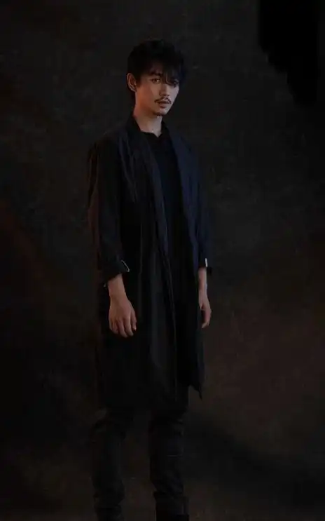 晓新剧定妆照爆出,长发搭配黑色t恤,造型男人味十足