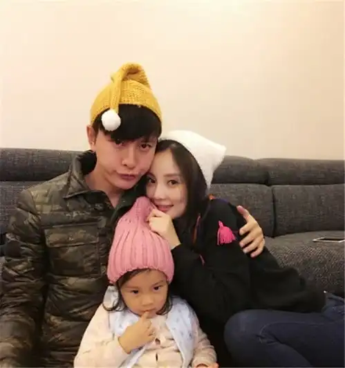 贾乃亮独自外出带女儿用餐,甜馨全程严肃脸,一家三口再难同框