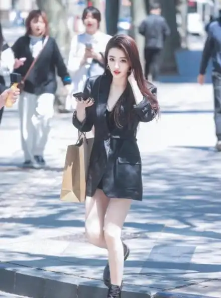 徐璐随便街拍都这么美,穿长款西装秀出大长腿,让多少女生羡慕