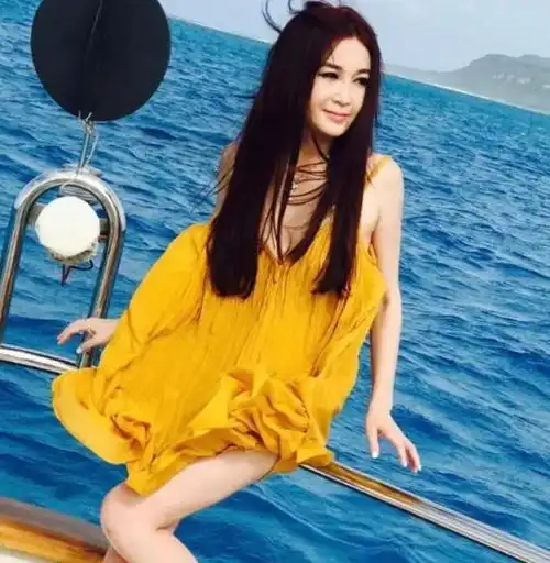 突发56岁温碧霞参加派对火了,事后发言差点毁容