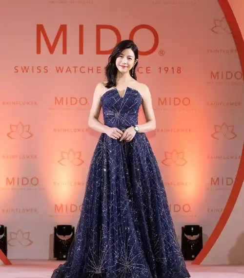36岁陈妍希美成初恋女神,身穿蓝色星空裙梦幻又优雅,气质好温柔