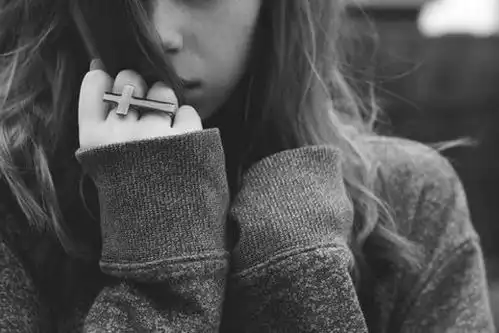 黑白美女图片我依然守候着这寂寞的黑夜