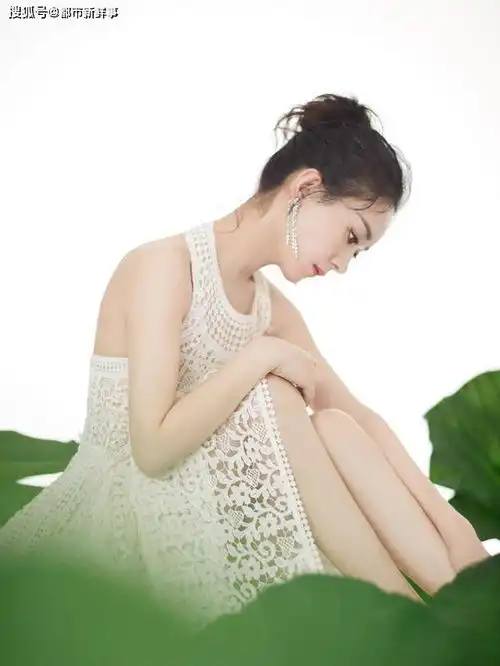 新晋辣妈赵丽颖产后身材火辣依旧少女气息不减玩转礼服秀