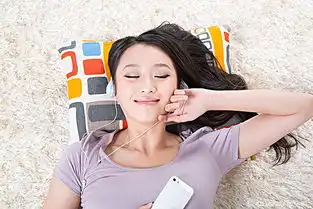 带耳机听音乐的女孩