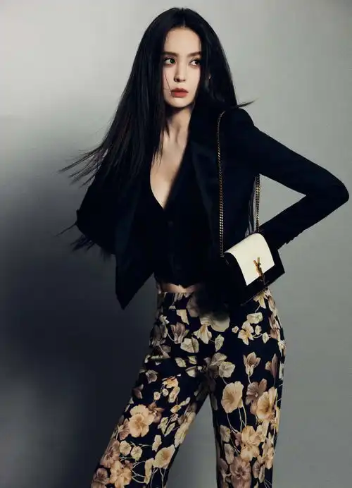美女娜扎穿珍珠裙典雅清丽身材凹凸有致太惊艳