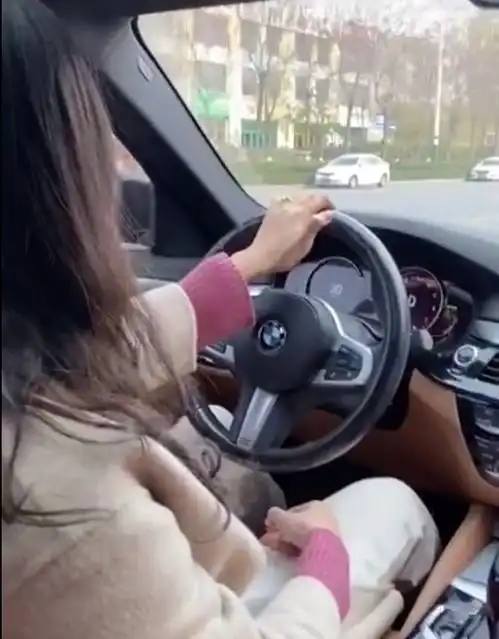 南宁一辆教练车撞破围墙,直接嵌在了墙内,所幸无人受伤