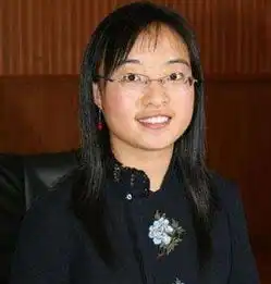 在家喂猪的13岁女孩,因为张艺谋看中一夜成名,今变洋妞