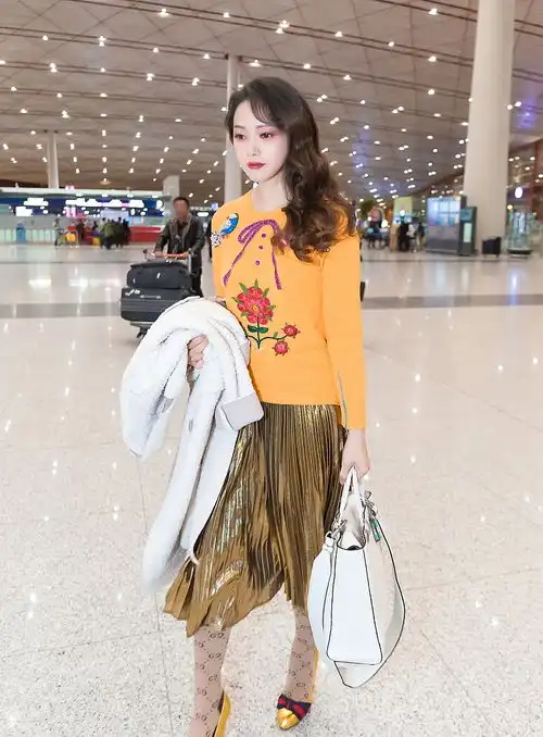 伊能静玩复古风过膝百褶裙展女王气场