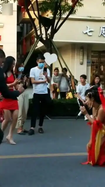 飞天小姐姐碰上前男友婚礼,现场直接倒地不起,周围的嘉宾都懵了