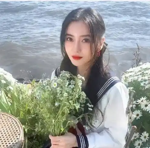 李湘女儿angela和angelababy名字相似,12岁打扮却比33岁杨颖成熟