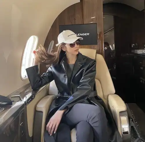 湖人最美女詹蜜火了5次坐在场边观赛,外表靓丽出众,一双大长腿极其吸睛