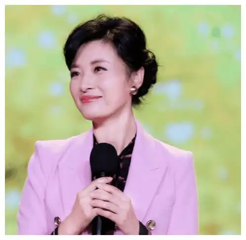 央视美女主播周涛17次主持春晚,二婚遇到真爱,52岁仍美的发光