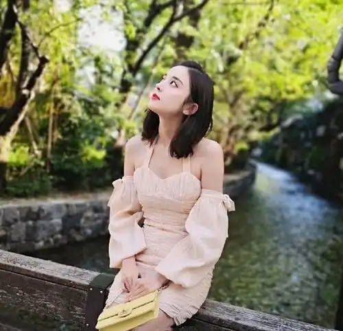 穿着个性的古力娜扎,风格百变有气质,