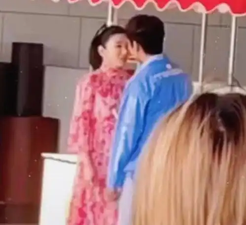 老牛吃嫩草45岁黄奕与小鲜肉激吻遭曝光,穿粉色长裙似20岁少女