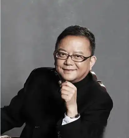 老夫少妻差20岁,儿子才12岁,王刚72岁还在拼的原因找到了