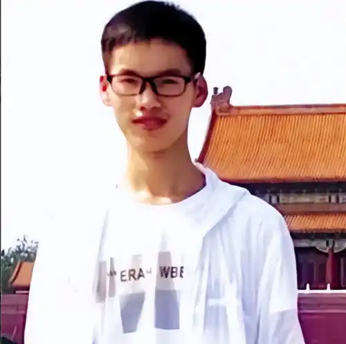 高考713分的搬砖男孩林万东被嘲考上清华也没用,如今怎样了