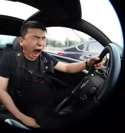 开车犯困,就用这两个方法,比喝红牛更有效