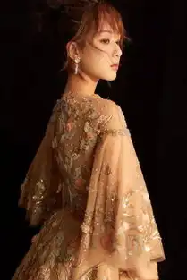 杨紫礼服定妆照有多美可优雅可俏皮,身穿香槟色礼服最惊艳