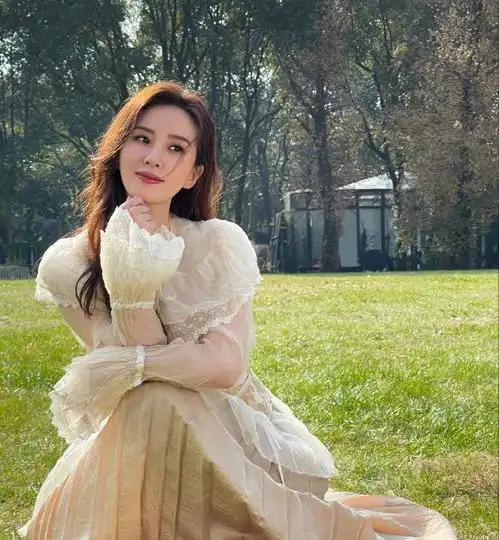 古装女神,人淡如菊的气质,35岁庆生美翻全场,笑容甜美乐开了花
