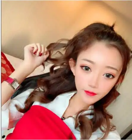 快手一姐穿睡衣主持活动,被粉丝吐槽太暴露,小伊伊紧急换装