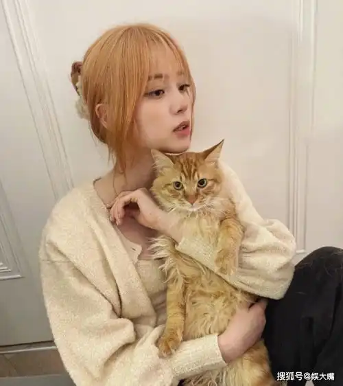 欧阳娜娜一头金黄头发女团味十足小露事业线喊话爸爸还不知道