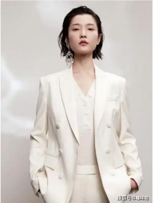超模杜鹃,方形脸加i型身材,另类又独特玩转慵懒高冷女神范儿