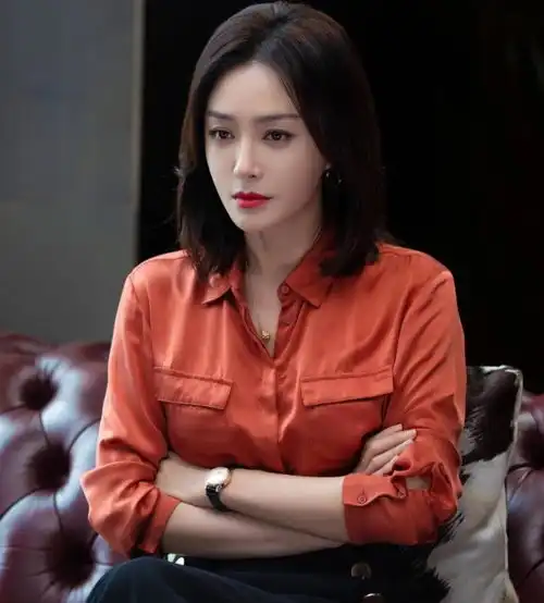 美女秦岚,有比较特别的时尚品味,显得还很潇洒