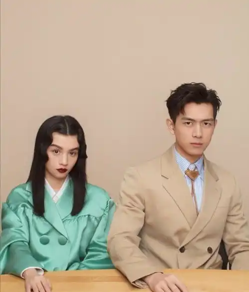 李现终于营业,与影后二度合作曝新封面,痞帅气质不输肖战
