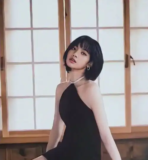 显白神器,lisa的黑茶色短发真好看,是路人都会惊艳的程度