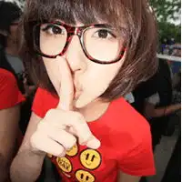 同问跪求头像女生名字短发戴大框眼镜穿红色笑脸衣服齐刘海这个女生我以前用她的的头像,但是一直不知道她叫