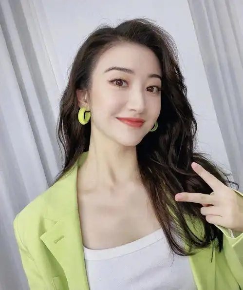 景甜穿淡绿西装拍美照,披大波浪可爱优雅,女神魅力十足