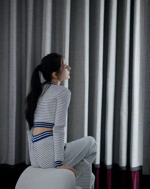 迪丽热巴纸片身材好绝,穿针织套装飒气十足,冷艳女神气场全开