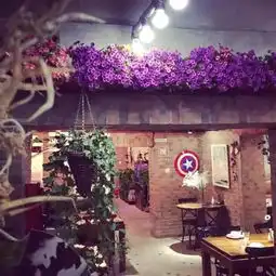 天津一个94年美女用了1年的时间,将几间毛坯小屋打造成了像花园一样的餐厅,只是想让爱情在这里开出花来...