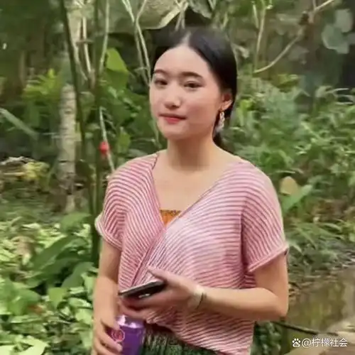 2021年,宁夏7岁小女生因一张笑脸走红,父母为她婉拒100万签约