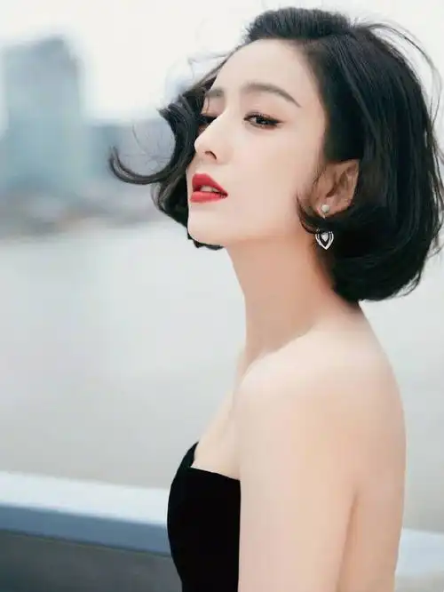 女神佟丽娅侧颜太优越,每一幅画面都好唯美,让人心动