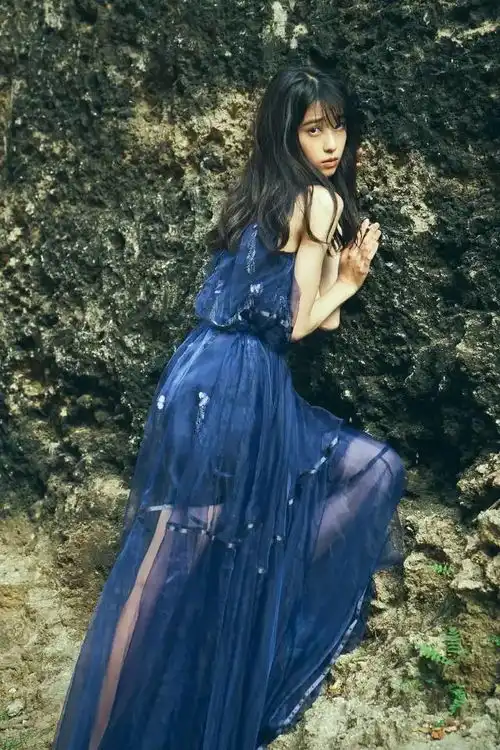 日本新晋美少女被誉为娱乐圈颜值之光,仙气满满初恋脸,童年照公开网友无心听讲