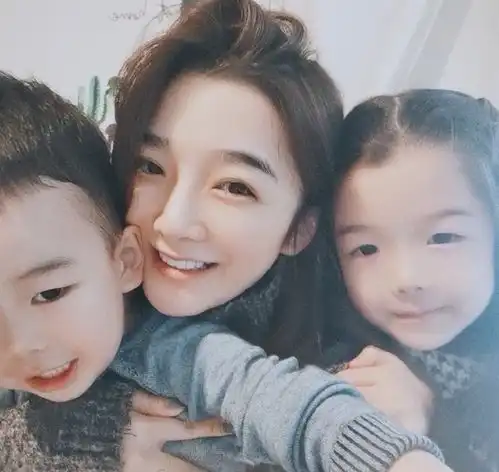 王栎鑫与吴雅婷离婚后首晒儿女,怼镜自拍显疲惫,状态不如前妻好