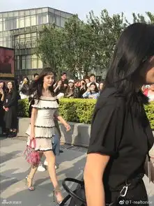 杨幂一袭抹胸短裙甜美亮相