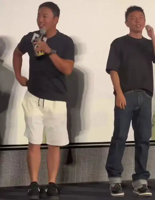 释小龙谢苗罕同框皮肤黝黑男人味足,网友唏嘘功夫片已辉煌不再