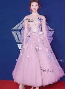 穿粉色礼服的女星周冬雨可爱,景甜仙气,可她却惊艳众人