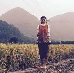 赵丽颖搬砖照曝光,网友赞其保持了农村人的吃苦精神